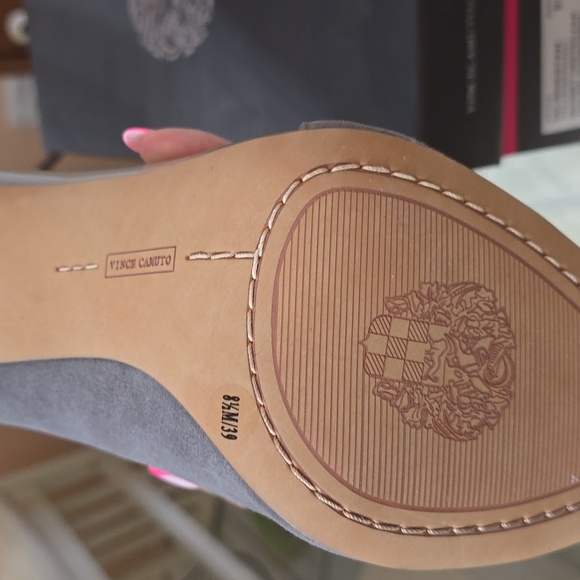 NWT Vince CAMUTO RIVESTAN PUMPS - Picture 4 of 4